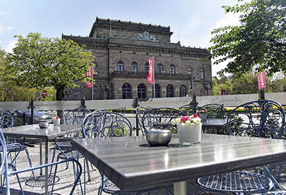 Terrasse vom Café Haertle mit Blick auf das Staatstheater Braunschweig
